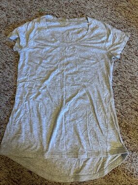 CALIA by Carrie Underwood Light Gray Scoop Neck Short Sleeve Tee